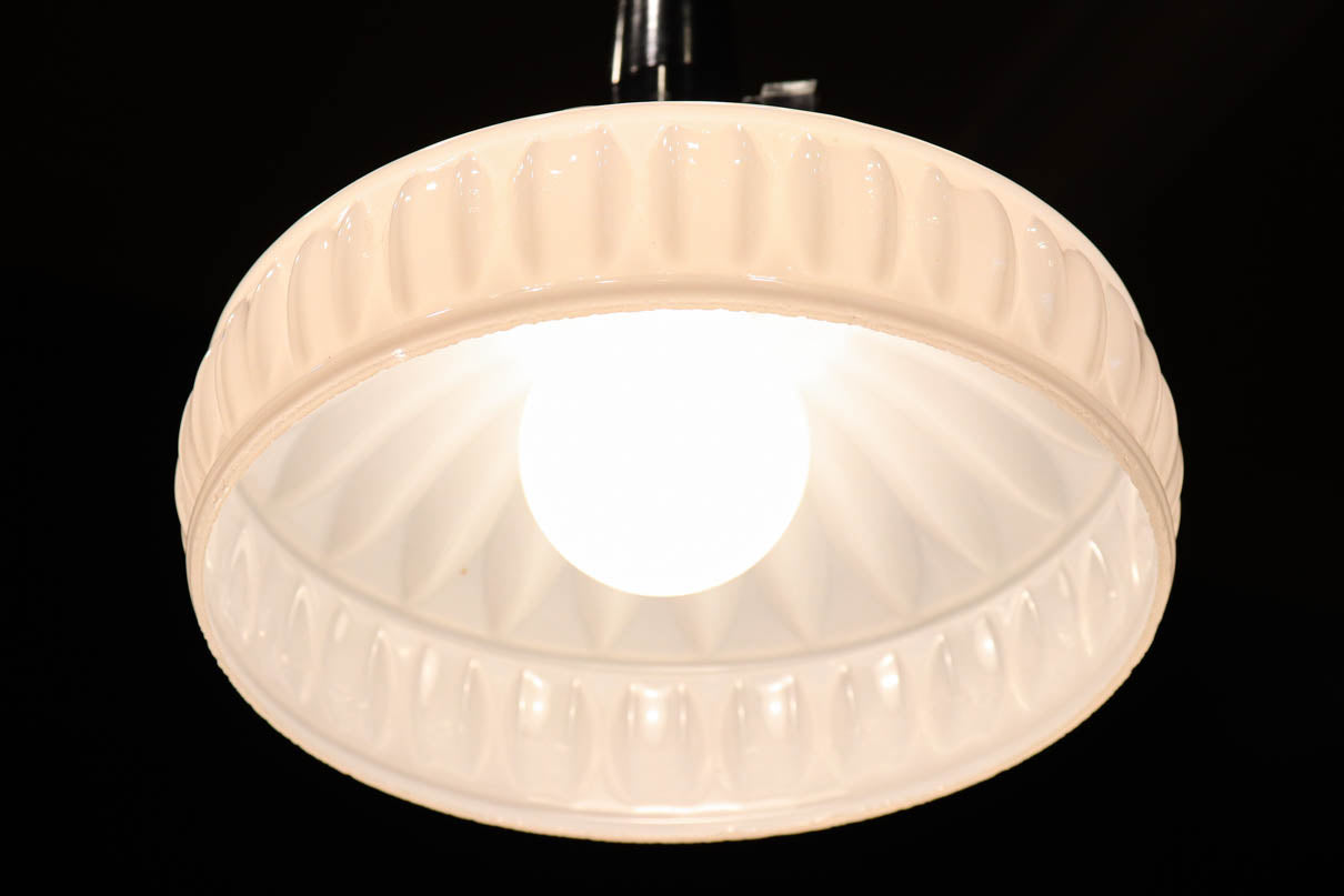 モダンなプレス模様がお洒落な電笠　DC7896