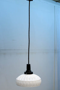 モダンなプレス模様がお洒落な電笠　DC7896