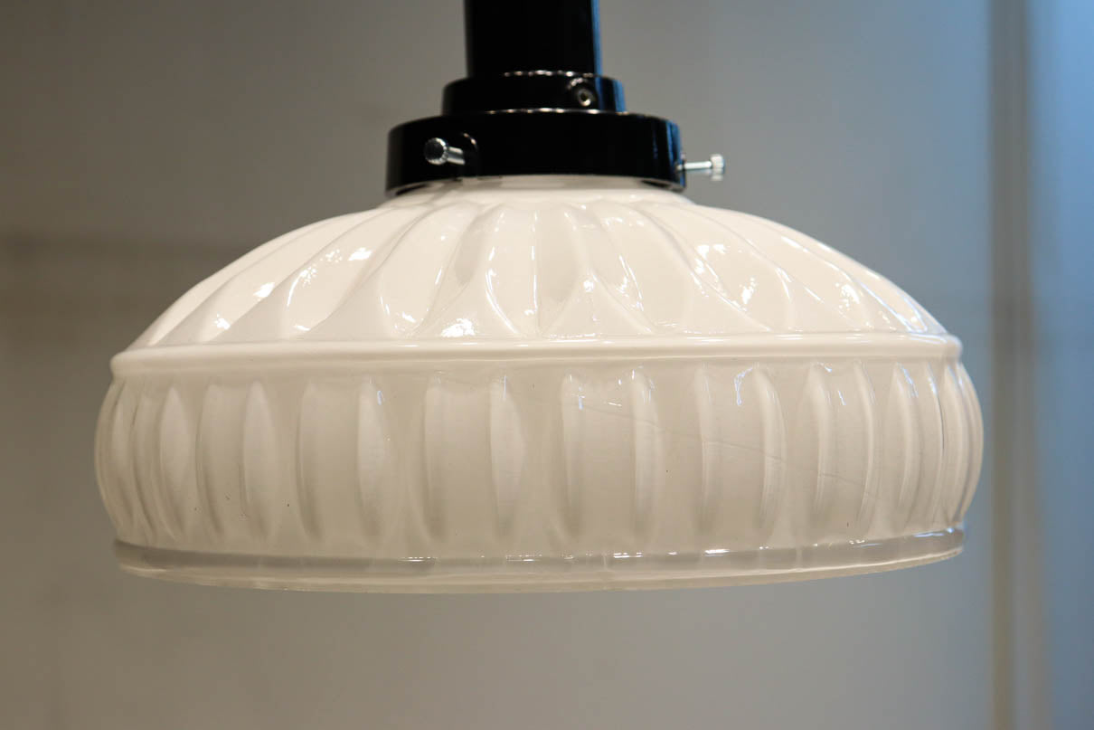 モダンなプレス模様がお洒落な電笠　DC7896