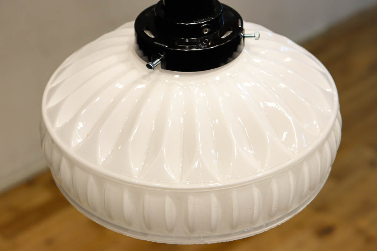 モダンなプレス模様がお洒落な電笠　DC7896