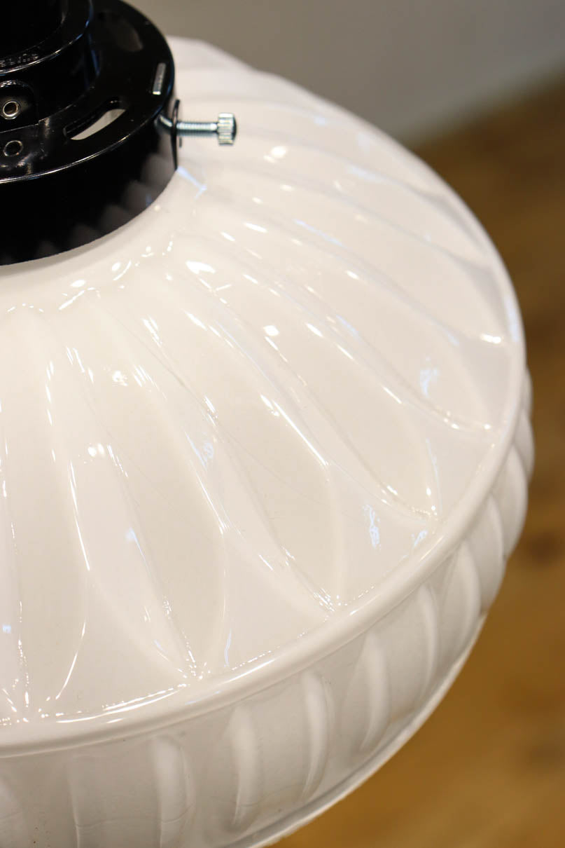 モダンなプレス模様がお洒落な電笠　DC7896