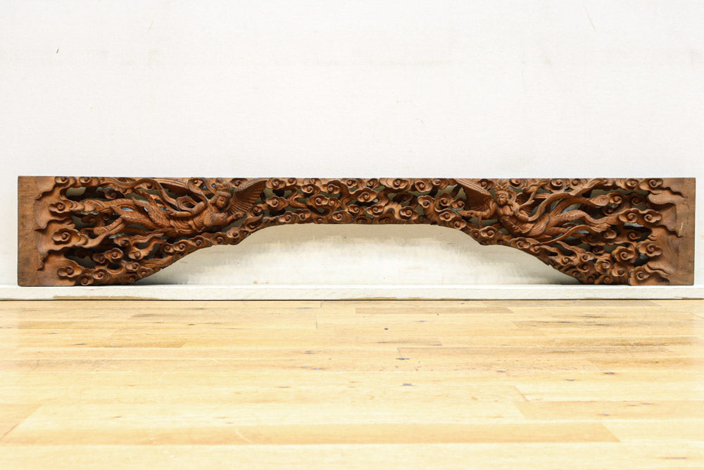 二人の天女が穏やかに空を舞う姿を描く彫刻飾り　DC7905