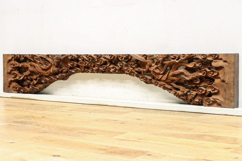 二人の天女が穏やかに空を舞う姿を描く彫刻飾り　DC7905