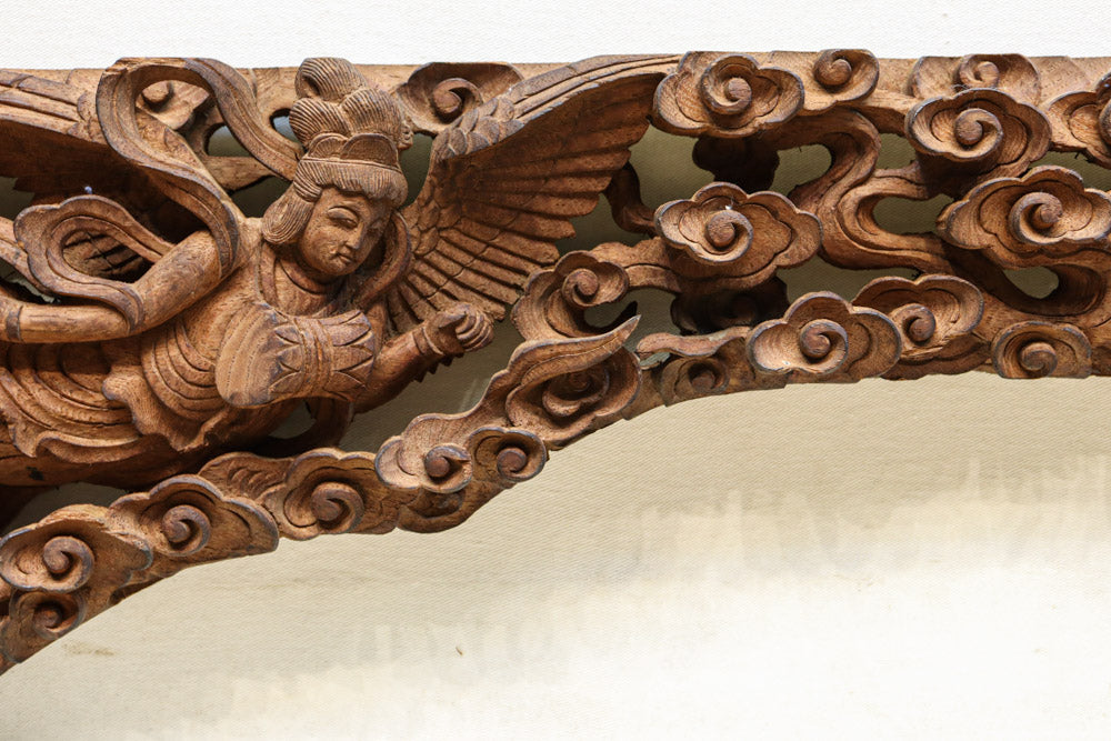 二人の天女が穏やかに空を舞う姿を描く彫刻飾り　DC7905