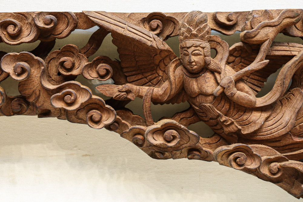 二人の天女が穏やかに空を舞う姿を描く彫刻飾り　DC7905