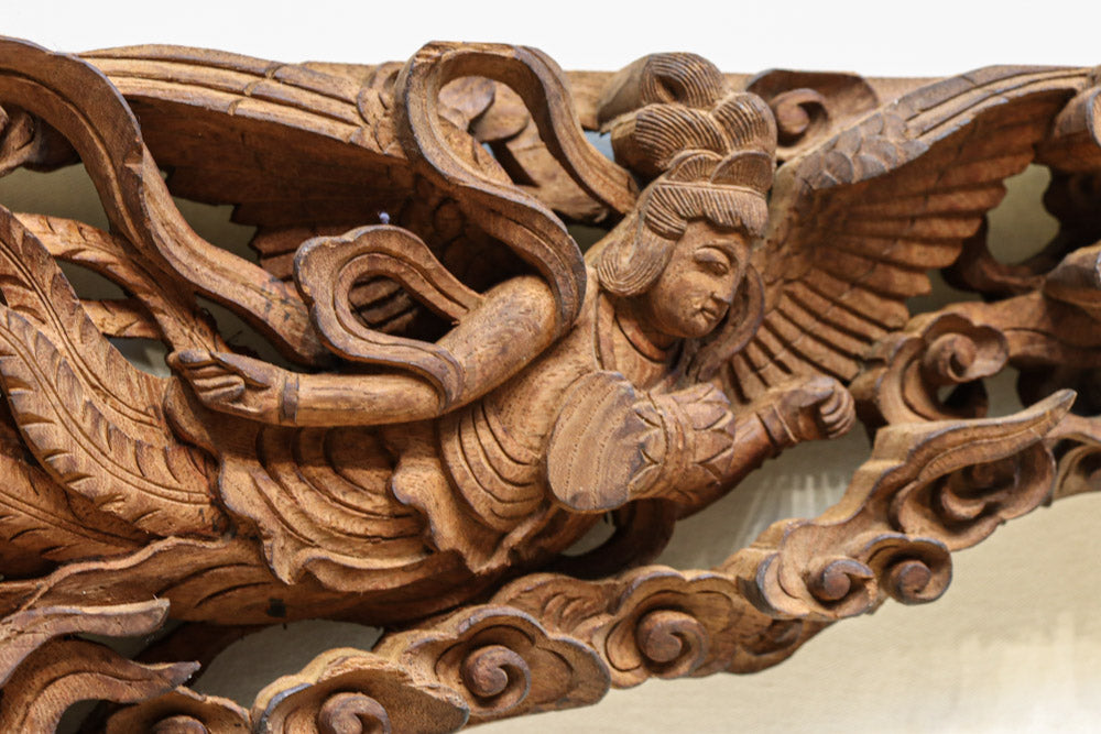 二人の天女が穏やかに空を舞う姿を描く彫刻飾り　DC7905