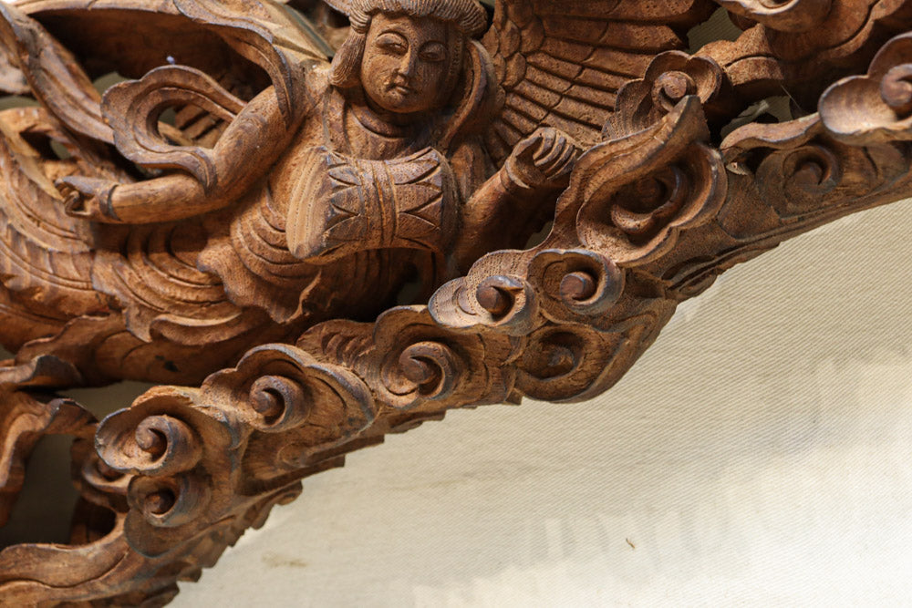 二人の天女が穏やかに空を舞う姿を描く彫刻飾り　DC7905