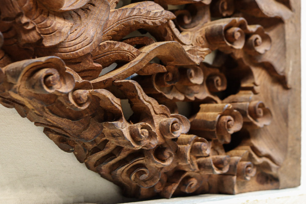 二人の天女が穏やかに空を舞う姿を描く彫刻飾り　DC7905