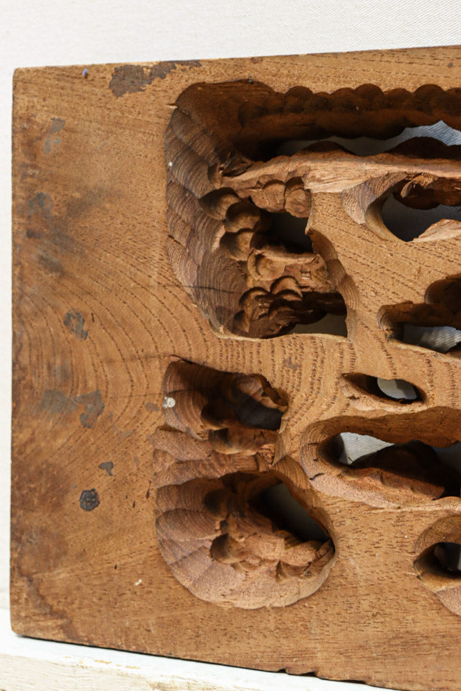 二人の天女が穏やかに空を舞う姿を描く彫刻飾り　DC7905