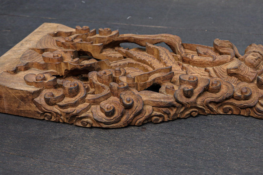 二人の天女が穏やかに空を舞う姿を描く彫刻飾り　DC7905