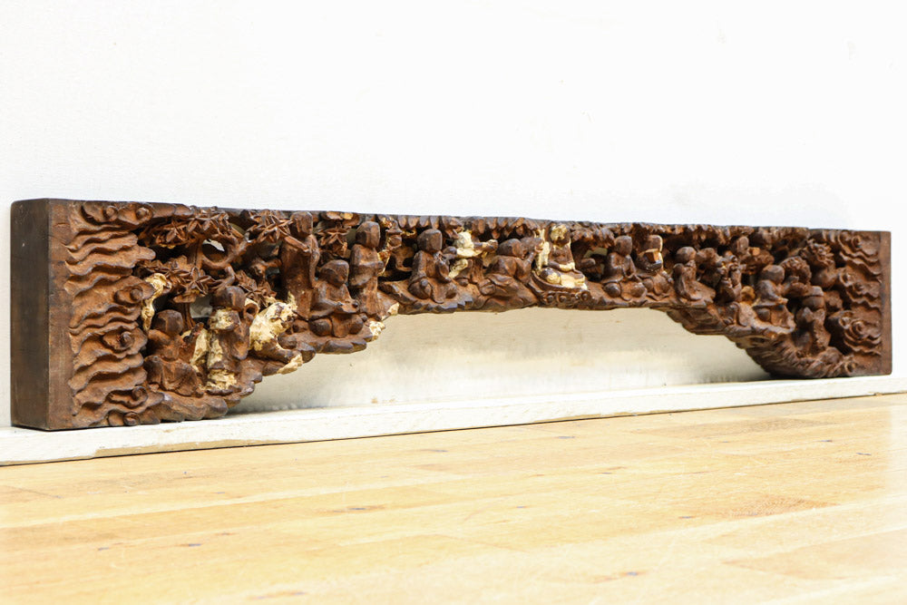 14人のお坊さんの交流会を細やかに描いた彫刻飾り　DC7906