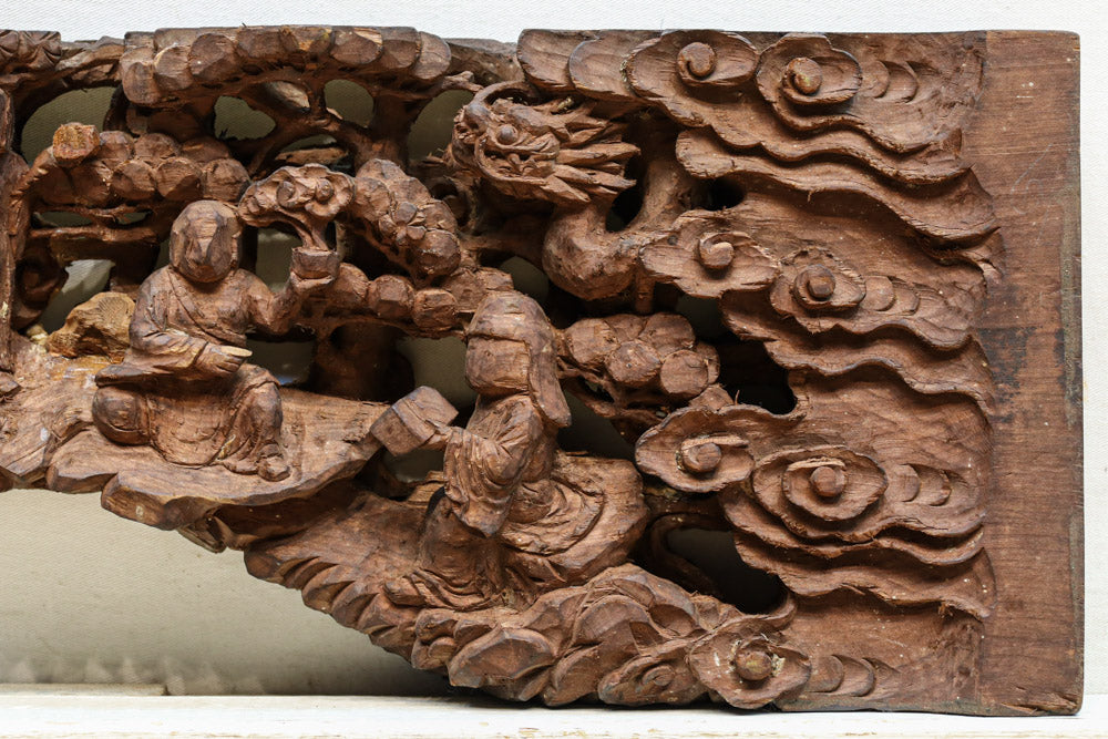 14人のお坊さんの交流会を細やかに描いた彫刻飾り　DC7906