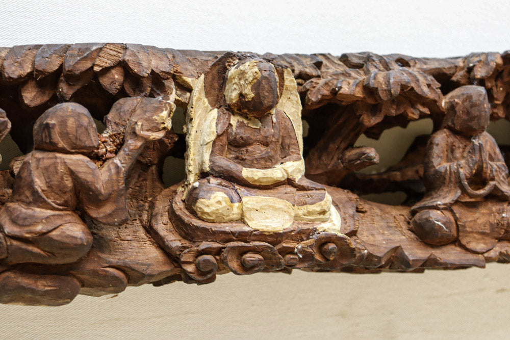 14人のお坊さんの交流会を細やかに描いた彫刻飾り　DC7906