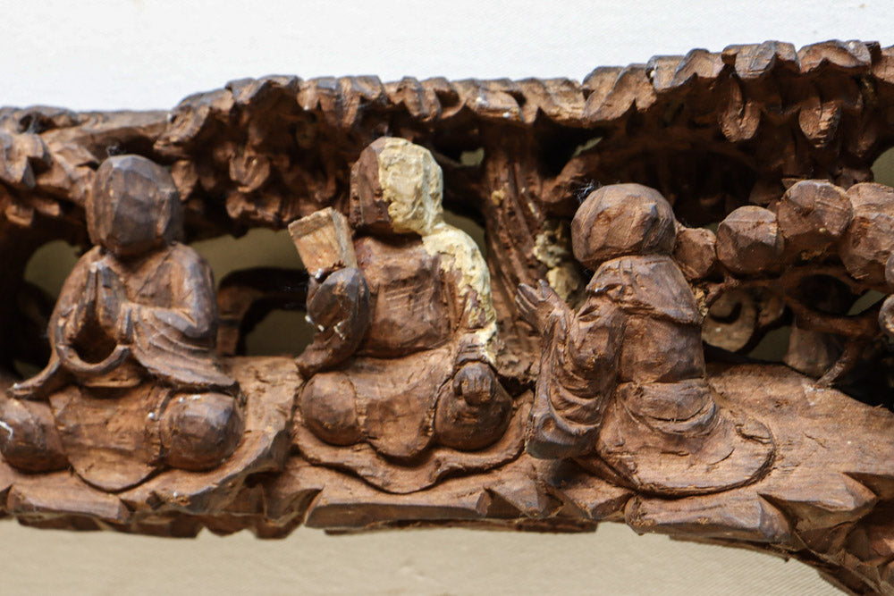 14人のお坊さんの交流会を細やかに描いた彫刻飾り　DC7906