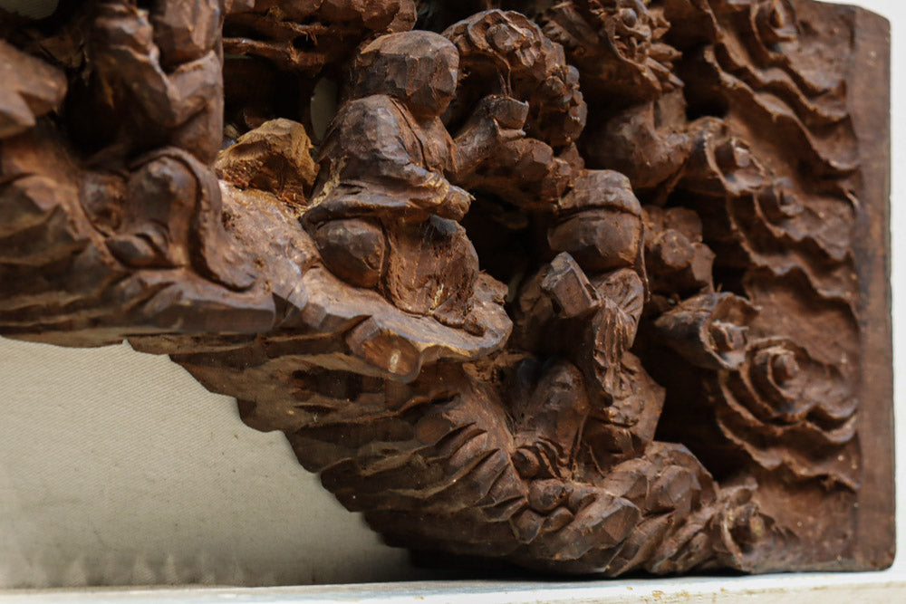 14人のお坊さんの交流会を細やかに描いた彫刻飾り　DC7906