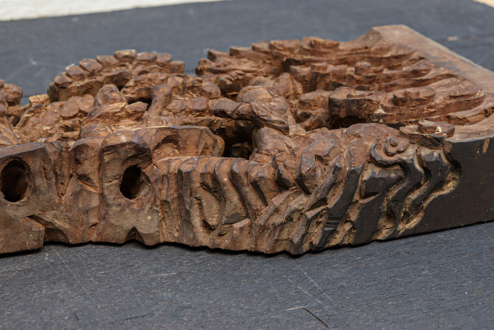 14人のお坊さんの交流会を細やかに描いた彫刻飾り　DC7906