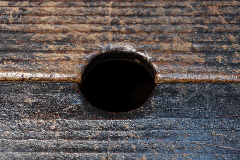 古色の風合いに時代を重ねた風格が漂う銭箱　DC7907