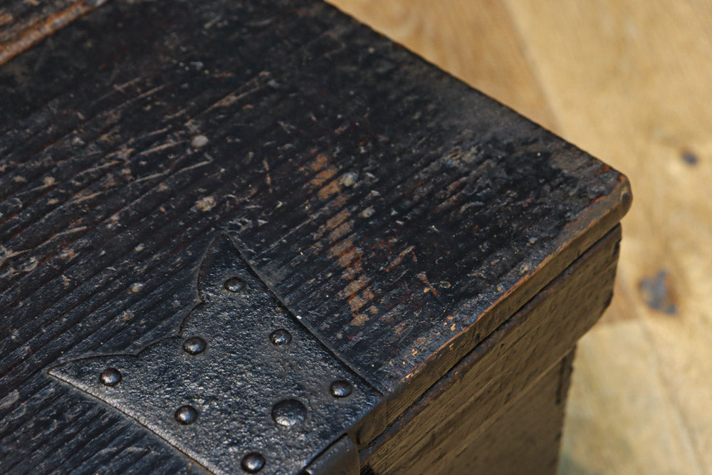 古色の風合いに時代を重ねた風格が漂う銭箱　DC7907