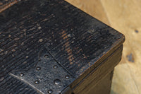 古色の風合いに時代を重ねた風格が漂う銭箱　DC7907