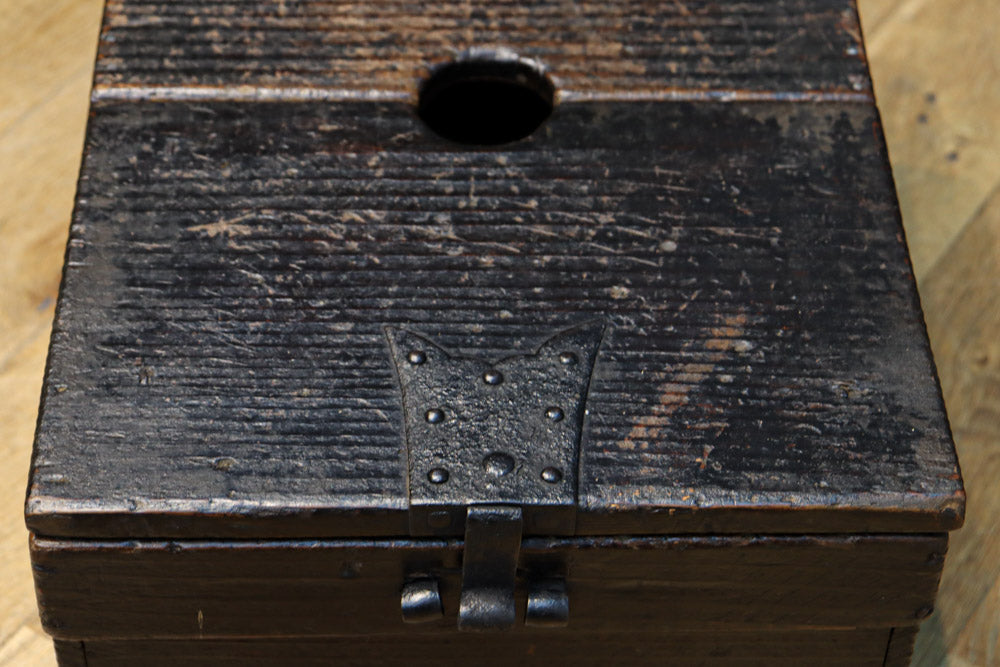 古色の風合いに時代を重ねた風格が漂う銭箱　DC7907
