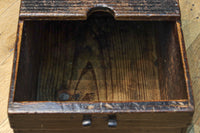 古色の風合いに時代を重ねた風格が漂う銭箱　DC7907