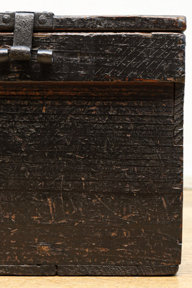 古色の風合いに時代を重ねた風格が漂う銭箱　DC7907