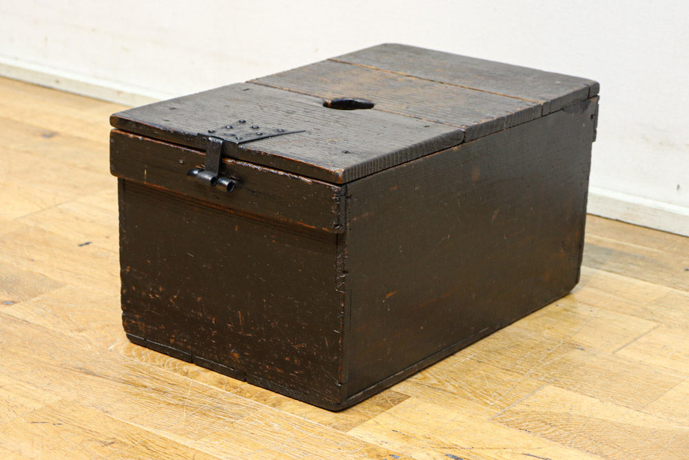 古色の風合いに時代を重ねた風格が漂う銭箱　DC7907