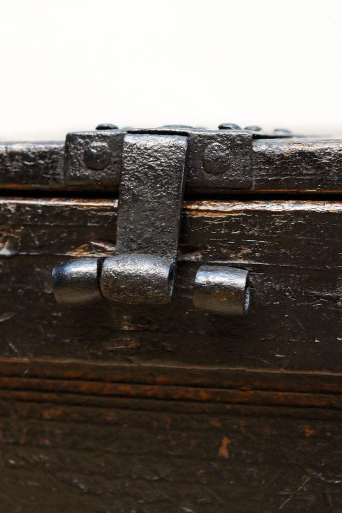 古色の風合いに時代を重ねた風格が漂う銭箱　DC7907