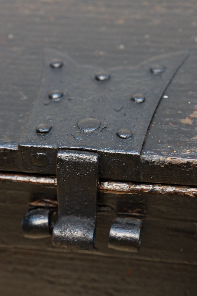 古色の風合いに時代を重ねた風格が漂う銭箱　DC7907