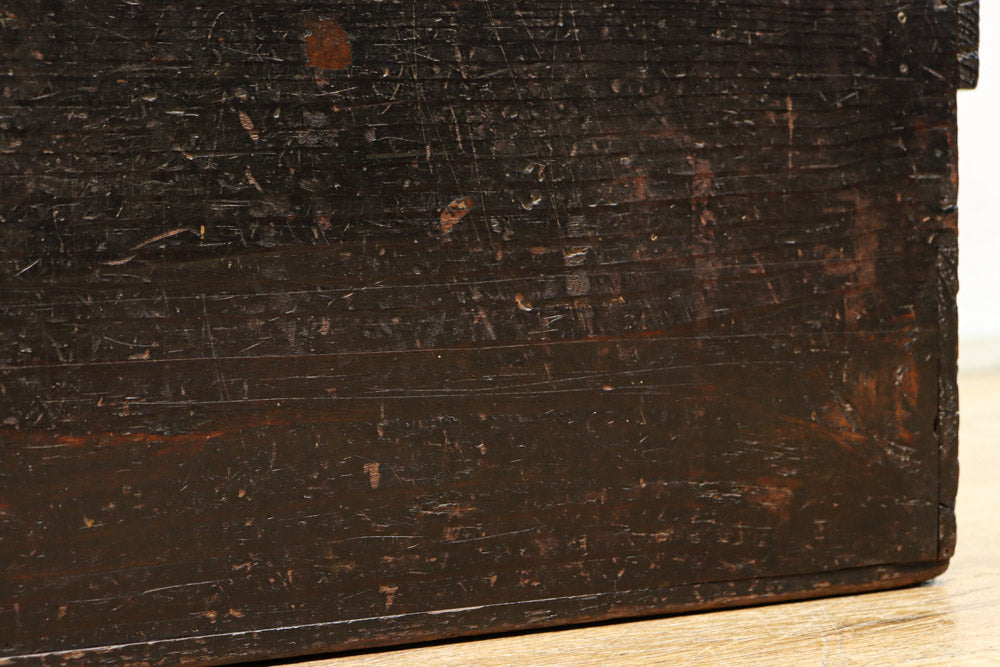 古色の風合いに時代を重ねた風格が漂う銭箱　DC7907