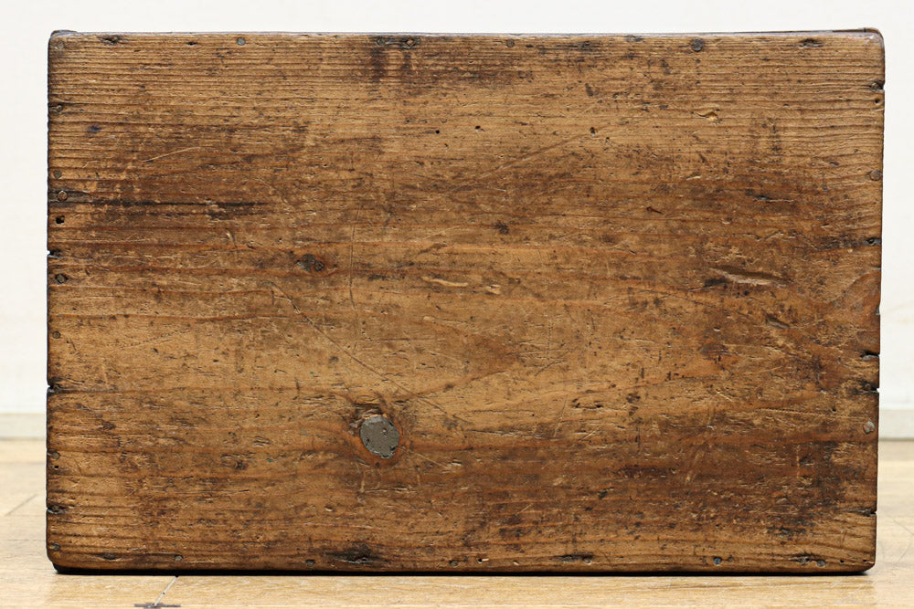 古色の風合いに時代を重ねた風格が漂う銭箱　DC7907