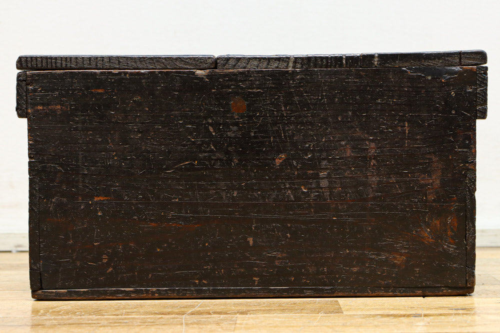 古色の風合いに時代を重ねた風格が漂う銭箱　DC7907