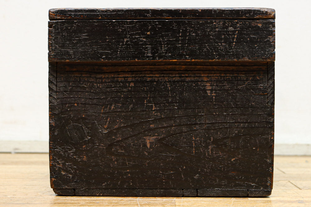 古色の風合いに時代を重ねた風格が漂う銭箱　DC7907