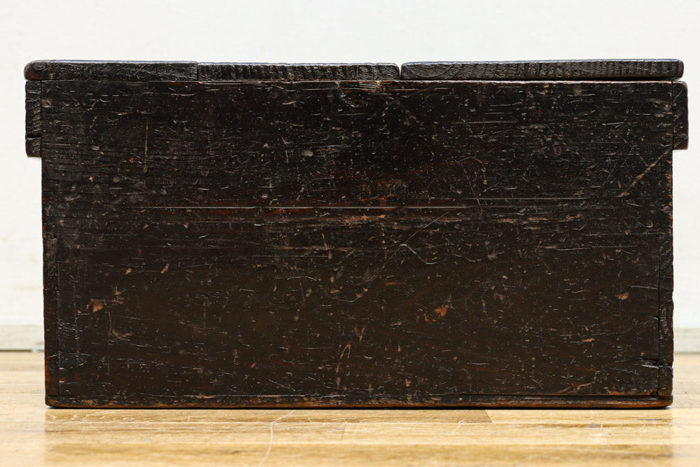 古色の風合いに時代を重ねた風格が漂う銭箱　DC7907
