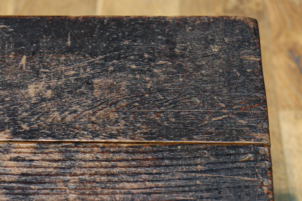 古色の風合いに時代を重ねた風格が漂う銭箱　DC7907