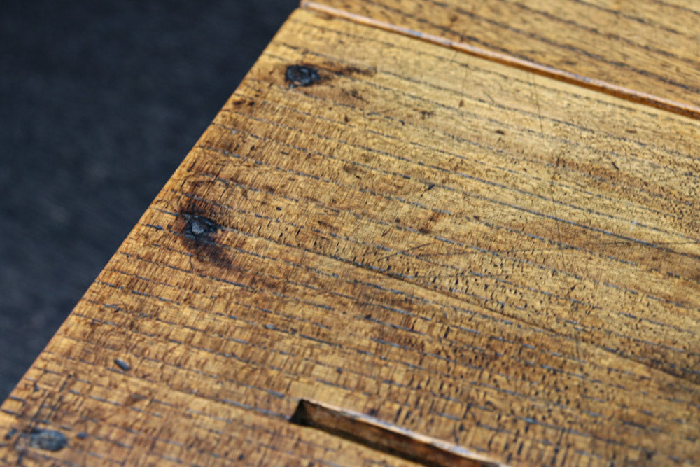 時代を重ねた古色の色合いで趣きのある銭箱　DC7908