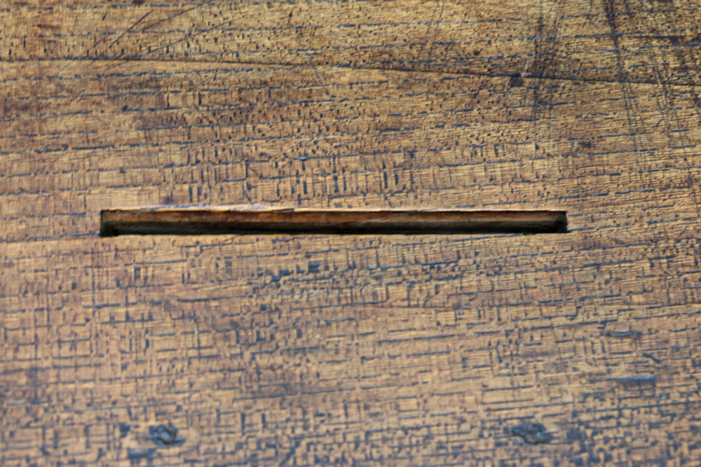 時代を重ねた古色の色合いで趣きのある銭箱　DC7908