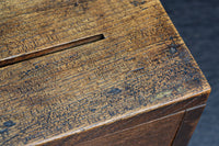 時代を重ねた古色の色合いで趣きのある銭箱　DC7908