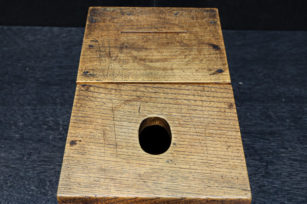 時代を重ねた古色の色合いで趣きのある銭箱　DC7908
