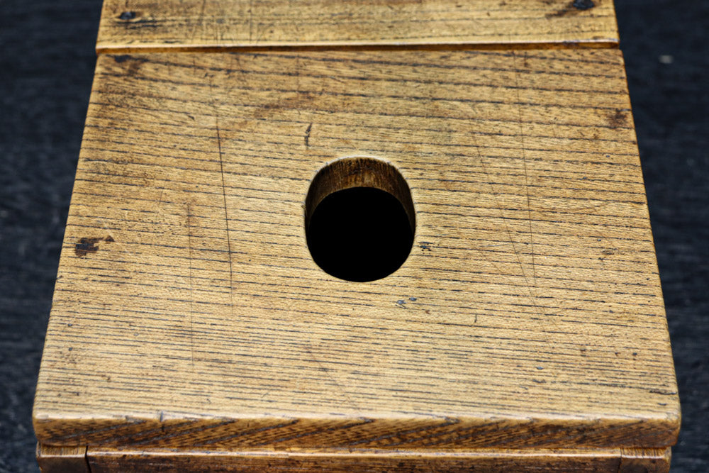 時代を重ねた古色の色合いで趣きのある銭箱　DC7908