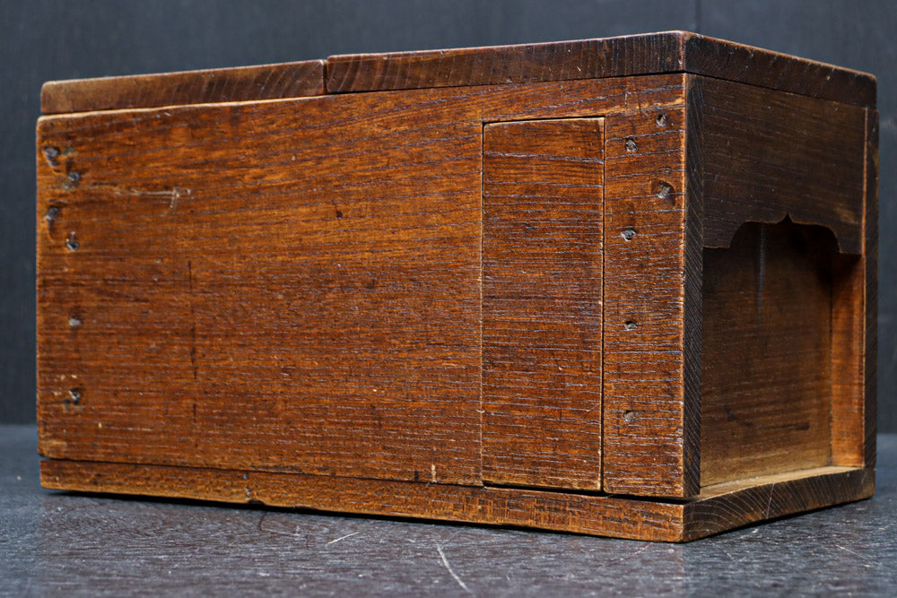 時代を重ねた古色の色合いで趣きのある銭箱 DC7908 – 古福庵