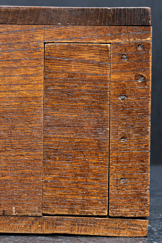 時代を重ねた古色の色合いで趣きのある銭箱　DC7908