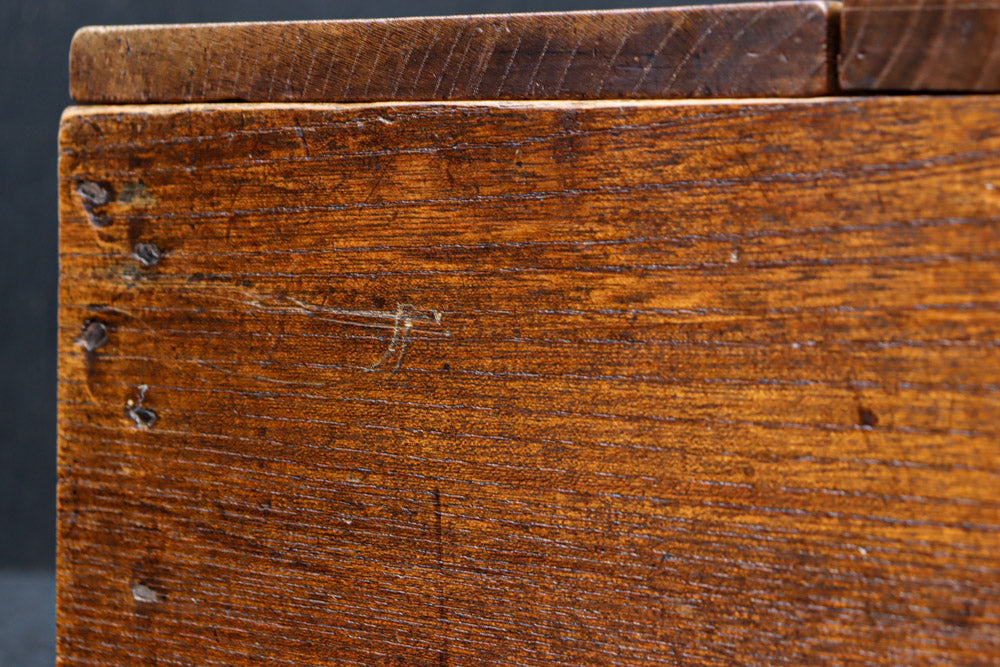 時代を重ねた古色の色合いで趣きのある銭箱　DC7908