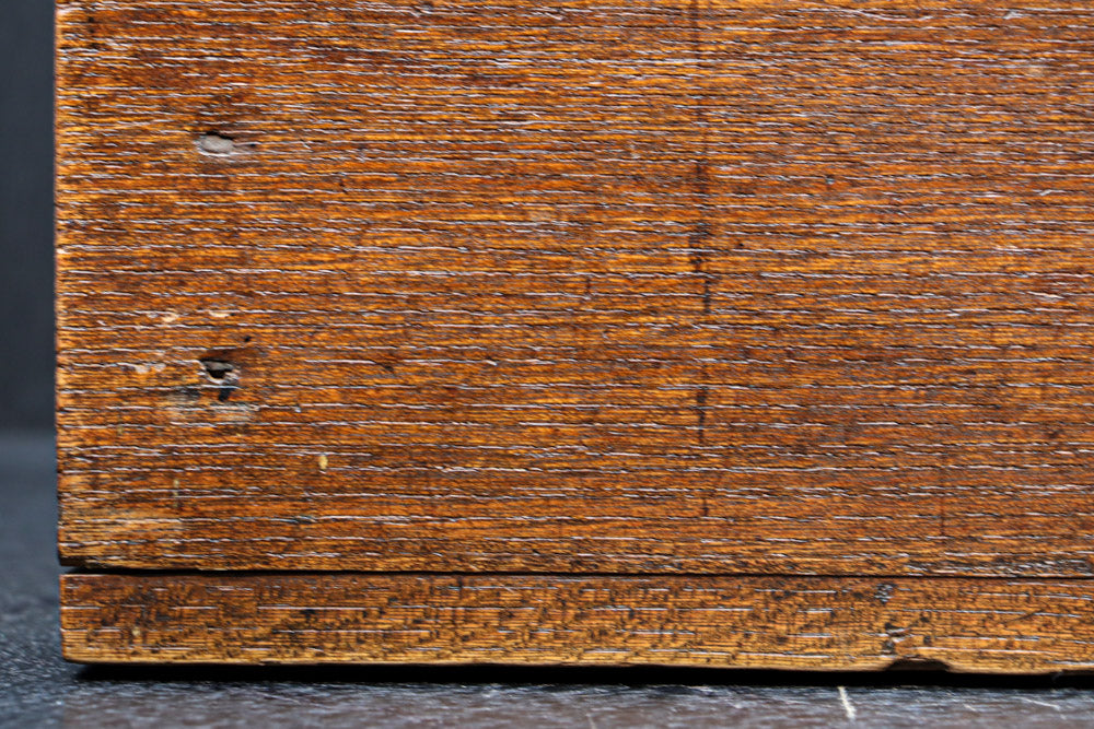 時代を重ねた古色の色合いで趣きのある銭箱　DC7908