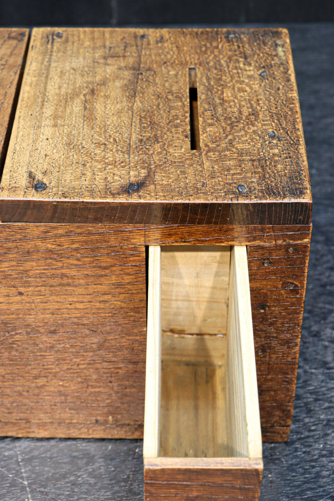 時代を重ねた古色の色合いで趣きのある銭箱　DC7908