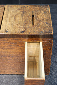 時代を重ねた古色の色合いで趣きのある銭箱　DC7908