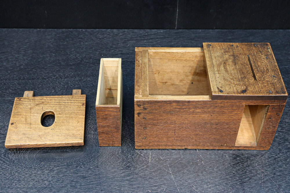 時代を重ねた古色の色合いで趣きのある銭箱　DC7908