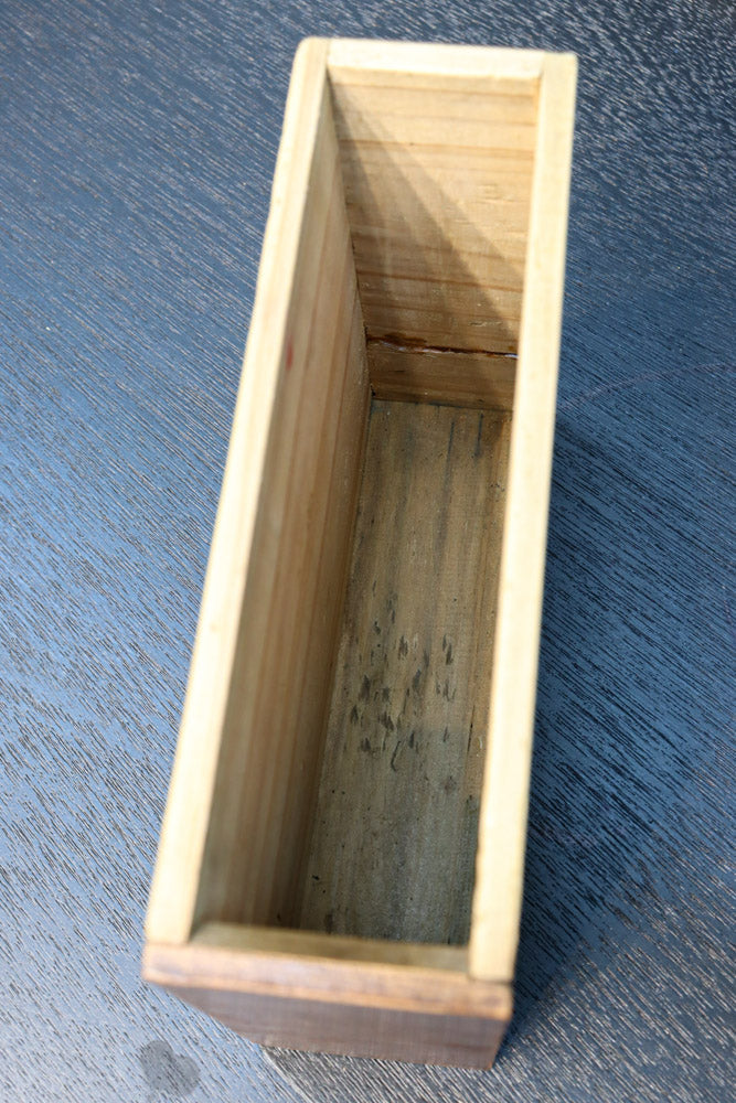 時代を重ねた古色の色合いで趣きのある銭箱　DC7908