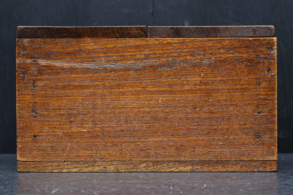 時代を重ねた古色の色合いで趣きのある銭箱　DC7908