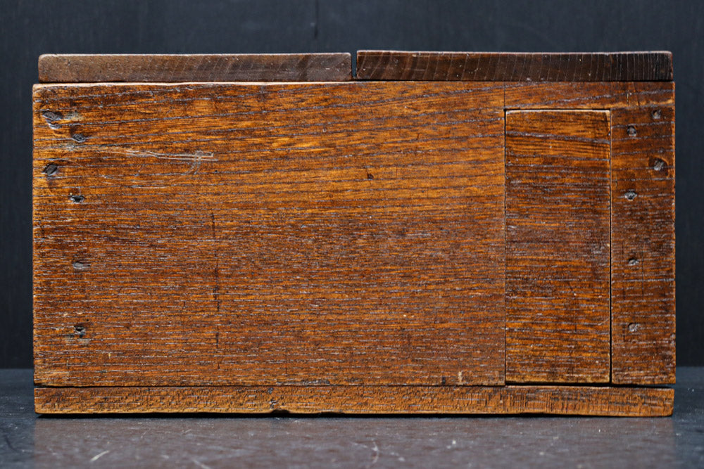 時代を重ねた古色の色合いで趣きのある銭箱　DC7908